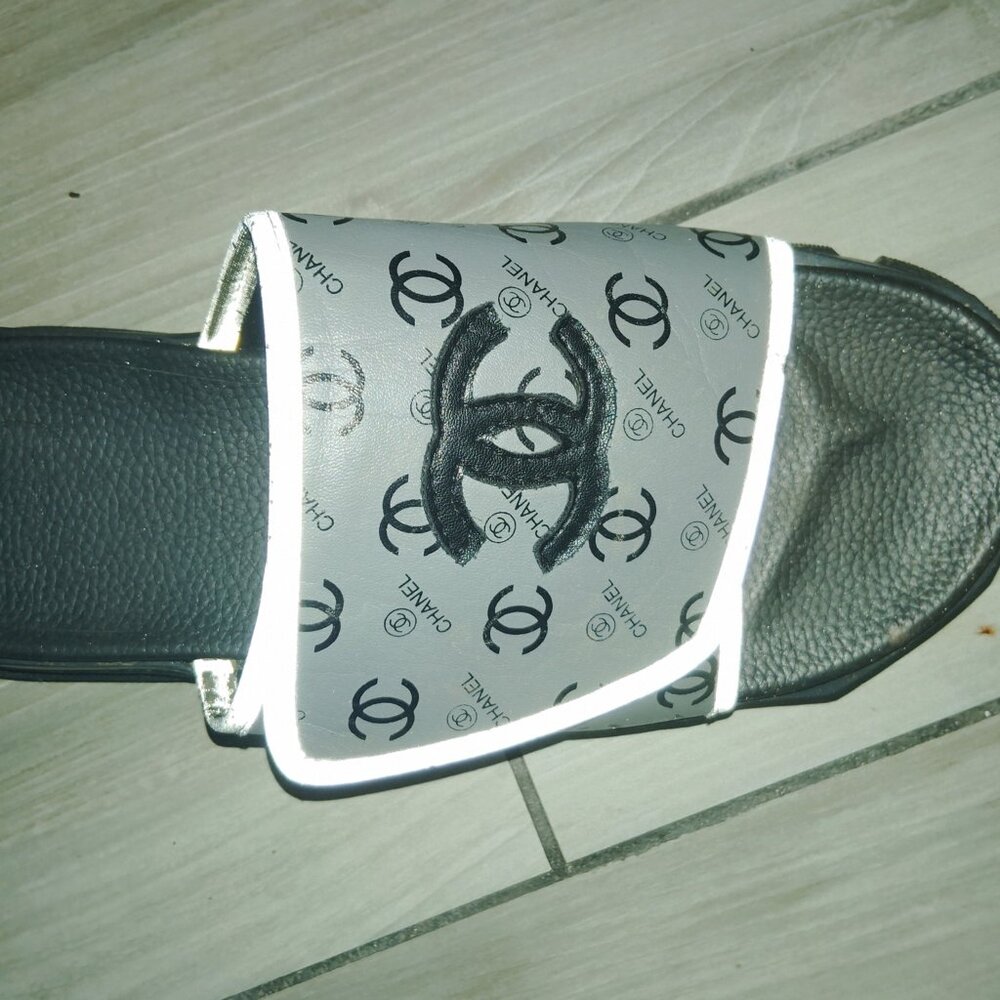 Chanel Slides - Picture 3 of 4